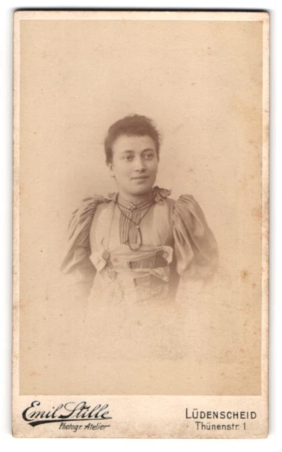Fotografie Emil Stille, Lüdenscheid, Thünenstrasse 1, Junge Dame im Kleid mit K