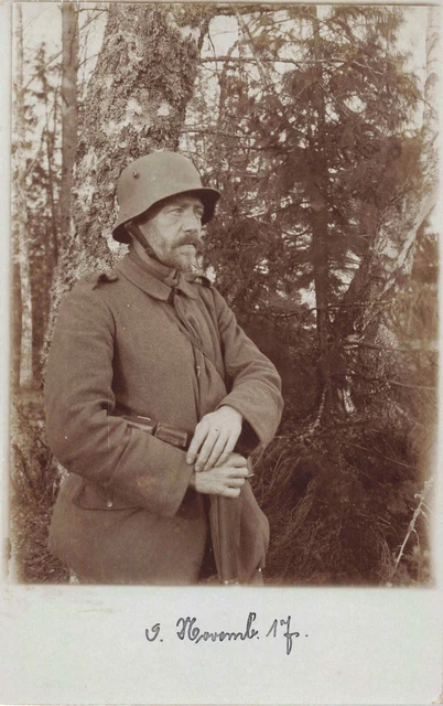 Privatfoto Soldat Stahlhelm Modell 1916 Militär 1.WK 1914/18 dat 1917 Oktoberrev