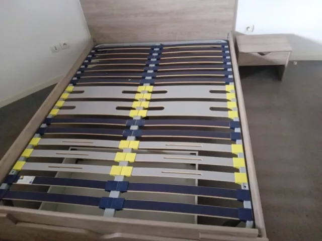 cadre de lit bois et son tiroir en dessous avec un chevet assorti + un sommier