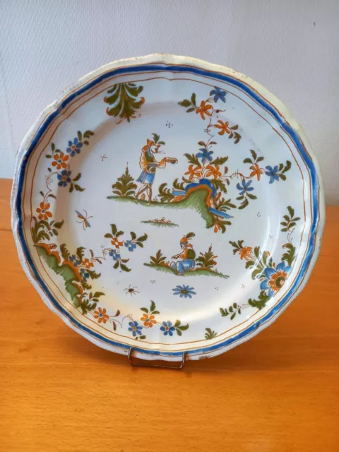 Assiette en faïence: Lyon XVIIIème siècle.
