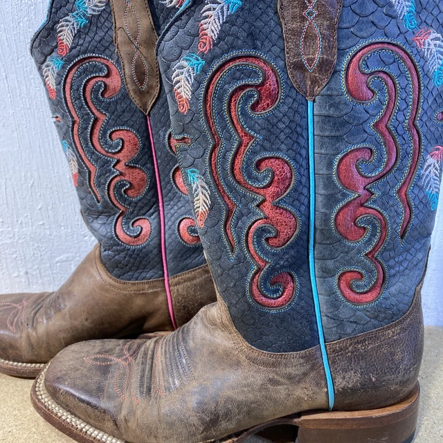 Women's Cinch Western Cowgirl Boots, Size 7.5 , Black and Red
