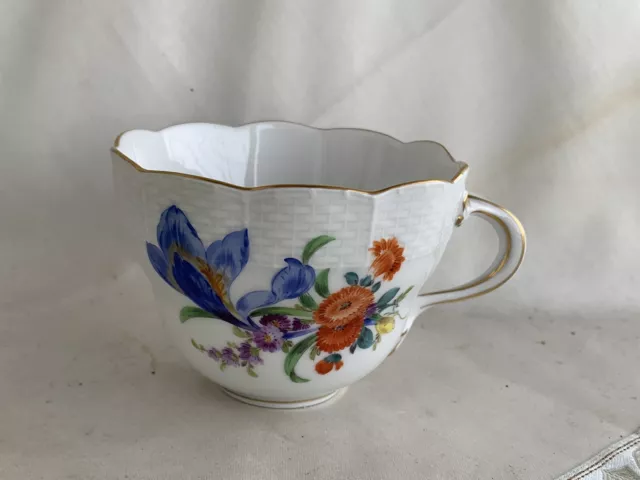 Schöne Meissen Kaffee-Tasse mit vielen Blumen und Gold, Ozier