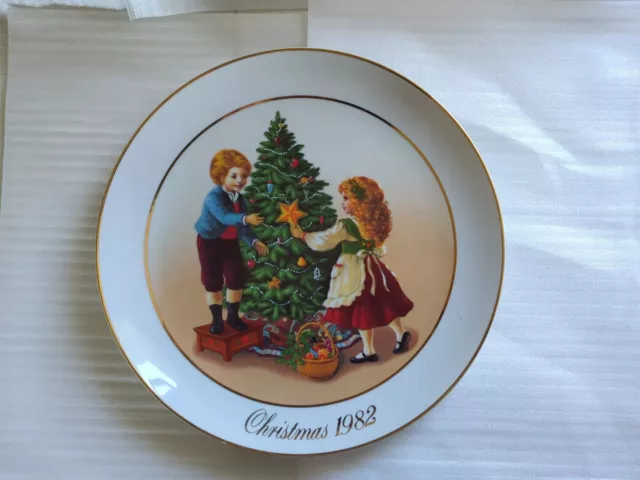 Vintage Christmas Plate Avon Keeping The Christmas Tradition 1982 Collector