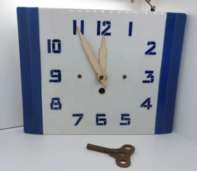 Ancienne pendule horloge Murale En Faïence Blanc Et Bleu Avec Clé De Remontoir