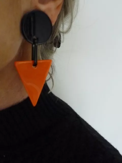 Marion Godart Superbes clips vintage triangle résine noire & orange