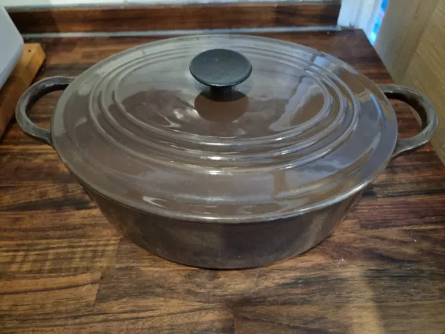 Le Creuset dark brown  Casserole dish/pot    25cm,cast iron