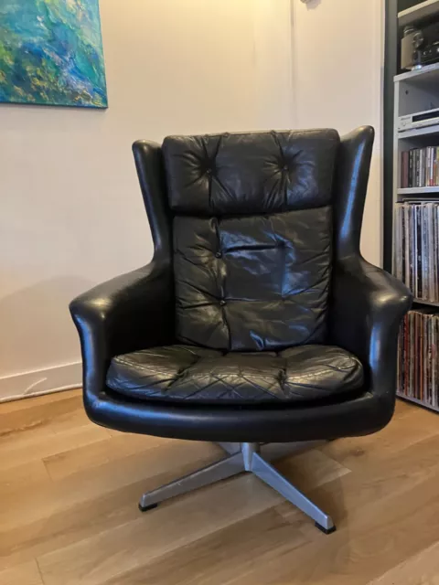 Leather Scandinavian Egg Swivel chair