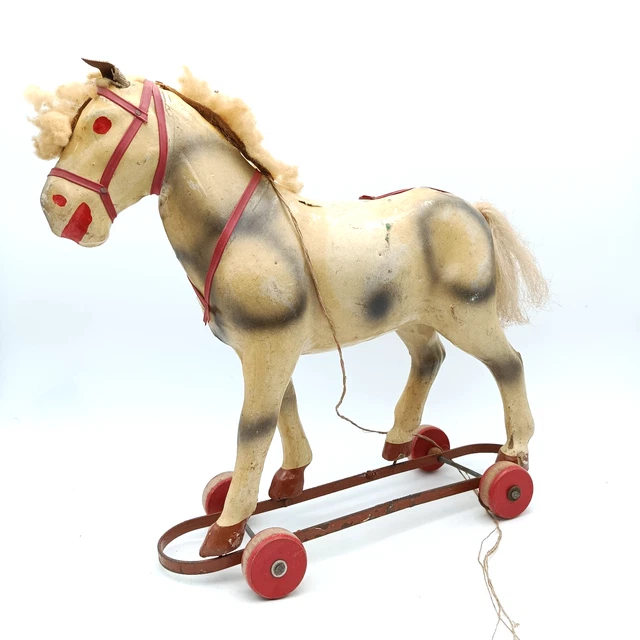 Jouet d'enfant ancien cheval en carton bouilli a roulettes