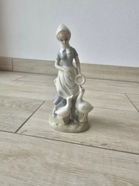 Gilde Porzellan Figur Frau mit Gänsen