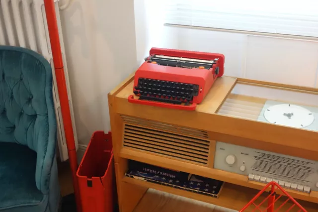 Machine à écrire Olivetti Valentine S Rouge design par Ettore Sottsass