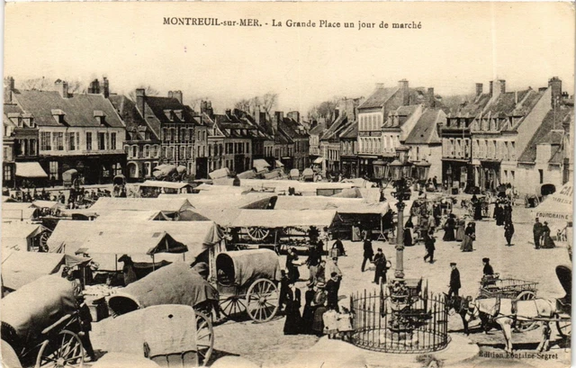 CPA AK MONTREUIL-sur-MER - La Grande Place a Market Day (976365)