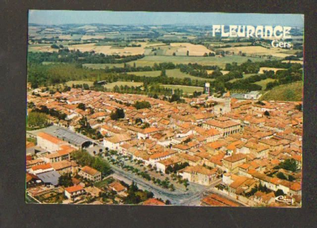 FLEURANCE (32) STADE , HALLES , VILLAS & EGLISE en vue aérienne 1984