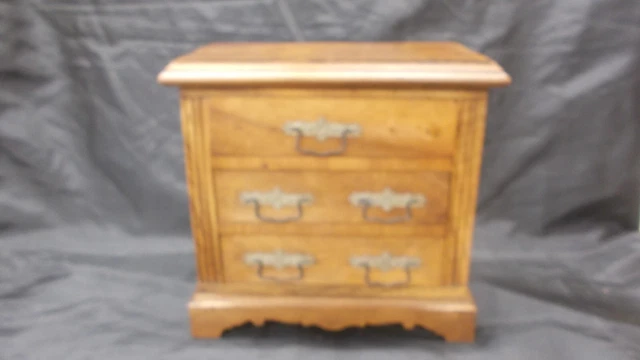 Donne belle armoire en bois années 60 à Paris ( Paris / Île-de-France