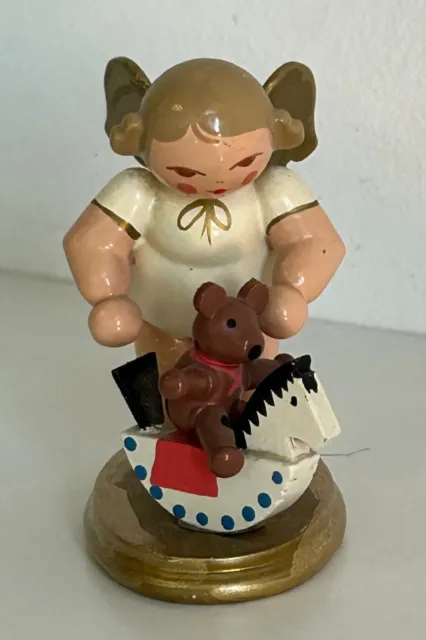 Engel mit Teddybär Schaukelpferd Spielzeug CHRISTIAN ULBRICHT Erzgebirge 1091/23