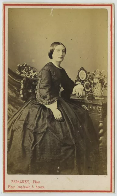 CDV circa 1870 Espagnet à Rouen. Portrait de femme. Cadre avec photos. Mode.