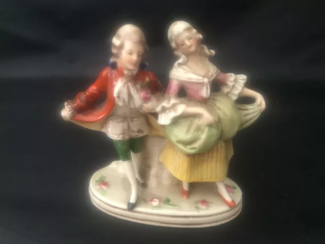 Groupe en porcelaine allemande 19° polychrome représentant un couple de nobles.