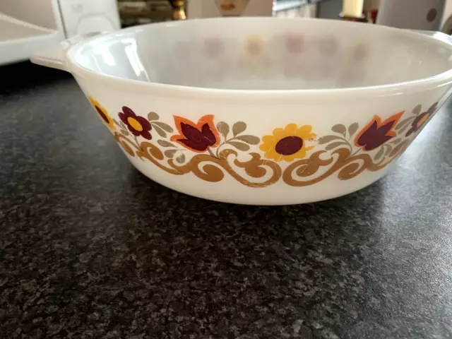 JAJ pyrex round casserole dish Briarwood pattern 1970s 22 cm handles