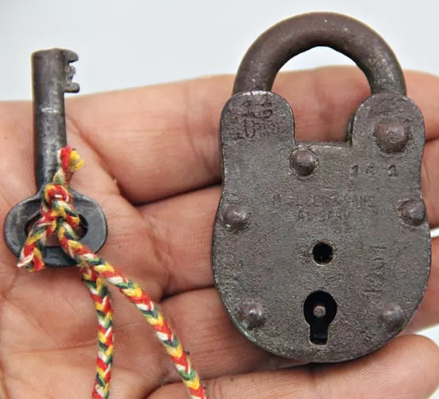 Ancienne serrure et clé en fer massif vintage : un cadenas antique...