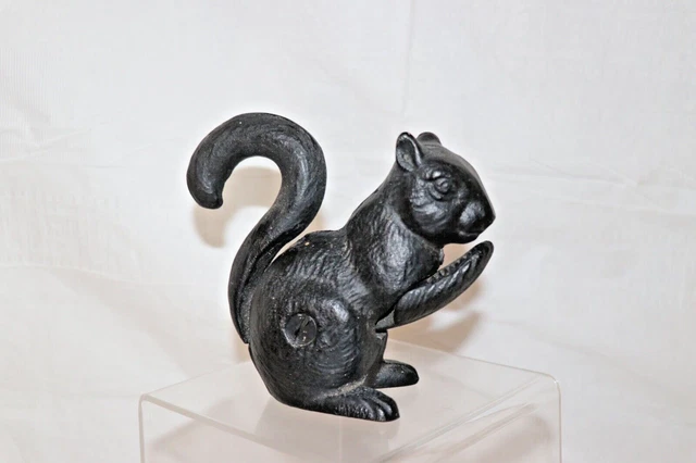 Cast Iron Metal Vintage Antique Squirrel Nutcracker in good condition.