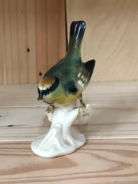 Oiseau polychrome, en porcelaine, estampillé