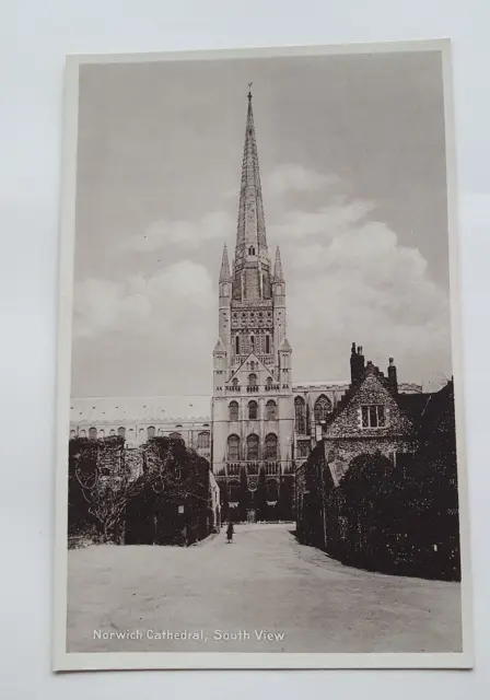 Unposted Vintage B&W Postcard - Norwich Cathedral, South View  (b)