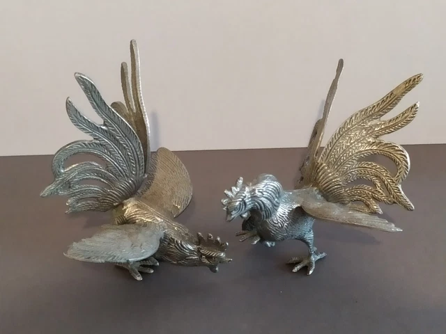 ENSEMBLE DE DEUX COQS EN METAL ARGENTE ANCIEN VINTAGE lot EUR 23