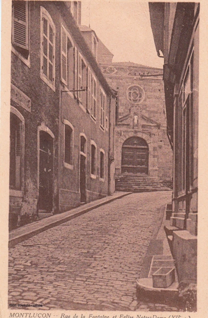 Carte postale ancienne ALLIER MONTLUCON rue de la fontaine et église Notre-Dame