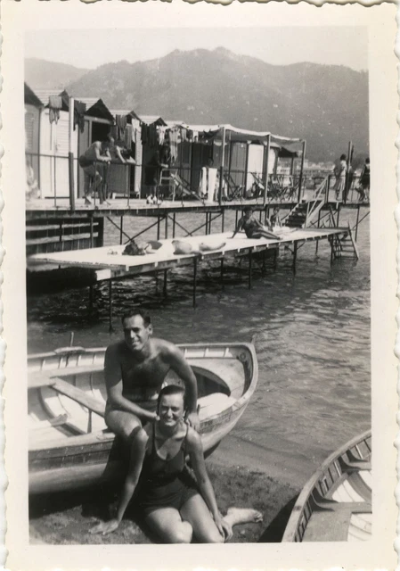 ANTIQUE PHOTO - Vintage Snapshot - Sea Couple Cab Rapallo Italy