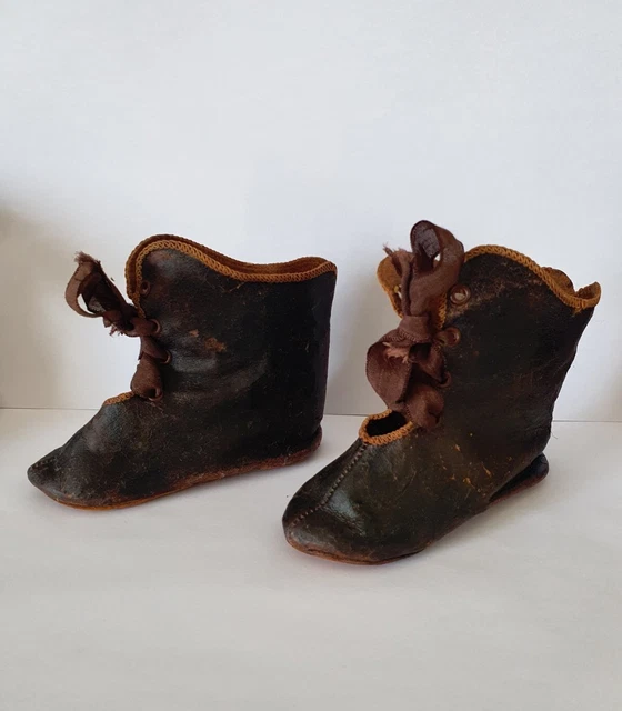 Ancienne paire de  CHAUSSURES/BOTTINES en cuir  de POUPÉE  JUMEAU taille 12 3