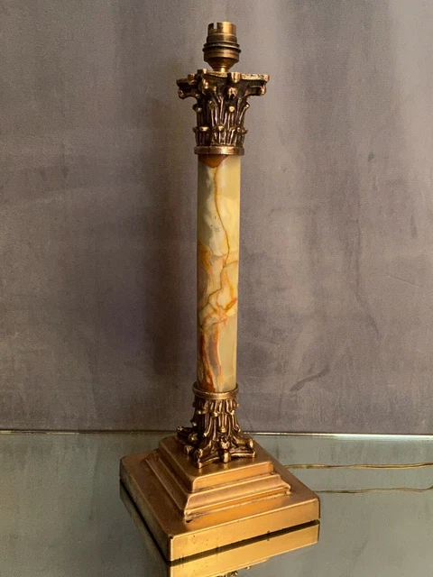 Grand pied de lampe en bronze et onyx à décor de chapiteau corinthien 8