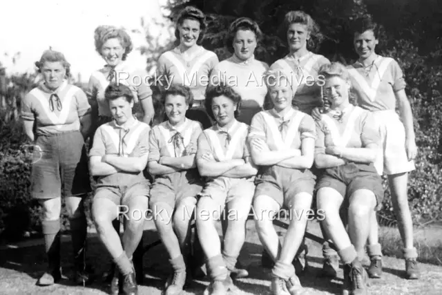 Smk-20 Barnsley Ladies Women's Football Team, Yorkshire 1944. Photo