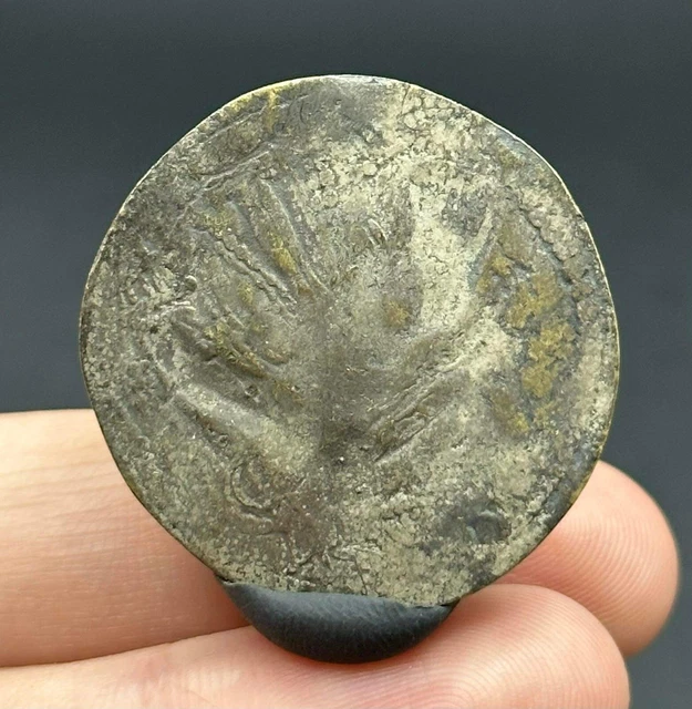 UNE ANCIENNE PIÈCE de monnaie en bronze sassanide du 6ème siècle non
