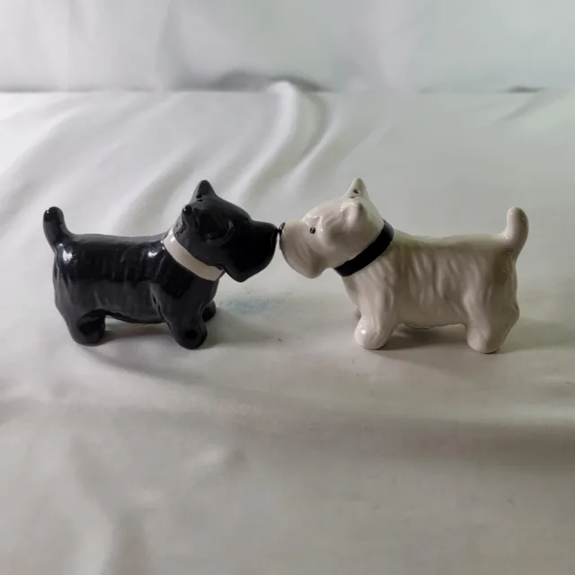 Kissing Scottie Scottish Terrier Dogs Ceramic Salt And Pepper Shakers Set