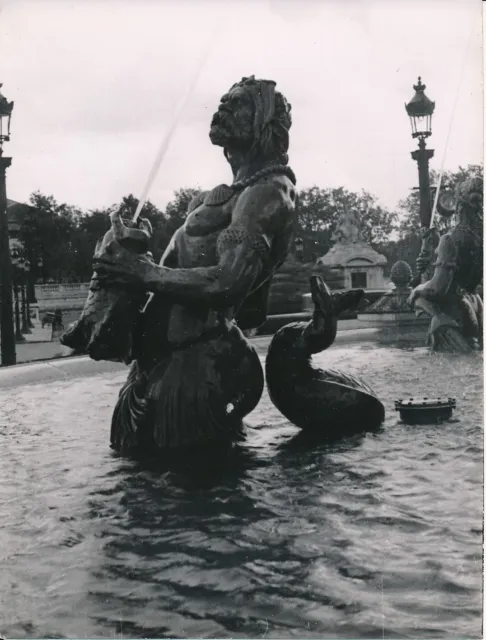 PARIS c. 1935 - Place de la Concorde Fontaine Triton - NV 6317