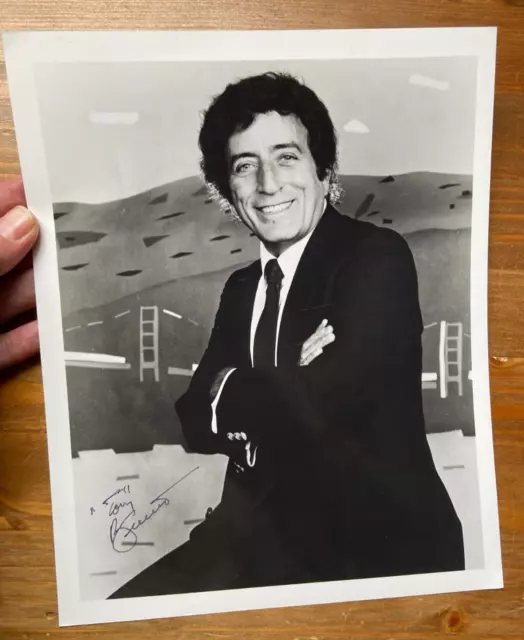 Tony Bennett * HAND SIGNED AUTOGRAPH * 8x10 photo