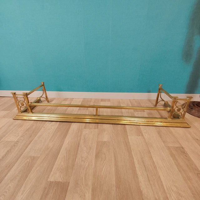 Parafango vintage in ottone con galleria forata largo 114 cm