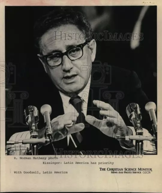 1976 Press Photo Harry Kissinger at press conference on Latin America