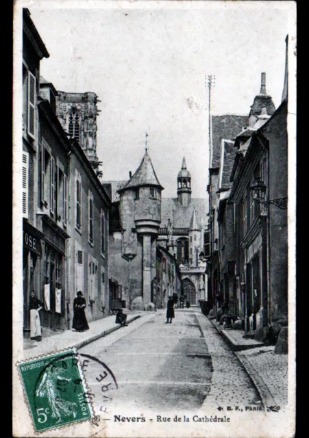 NEVERS (58) COMMERCES , Rue de la CATHEDRALE animée en 1910