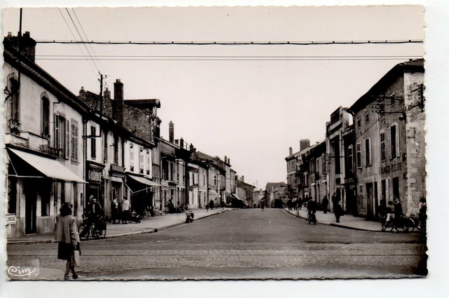 NEUVES MAISONS - Meurthe et Moselle - CPA 54 - la rue du general Thiry commerces