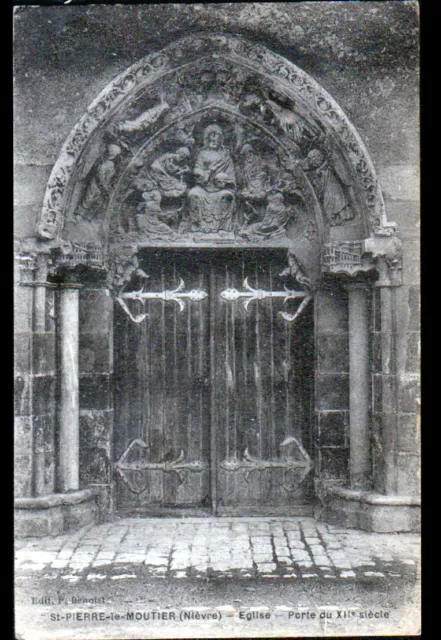 SAINT-PIERRE-le-MOUTIER (58) PORTE de l'EGLISE du XII° Siécle , en 1946