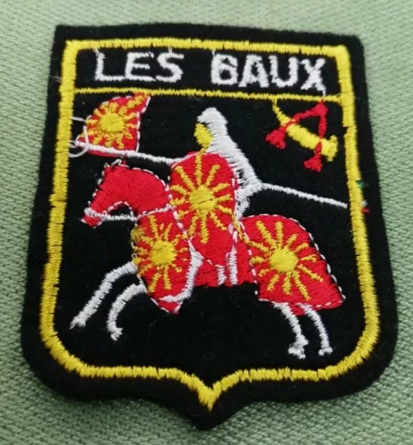 Les Baux Provence 13 écusson blason ancien tissu brodé 5,1par 6,4cm neuf 1950/70