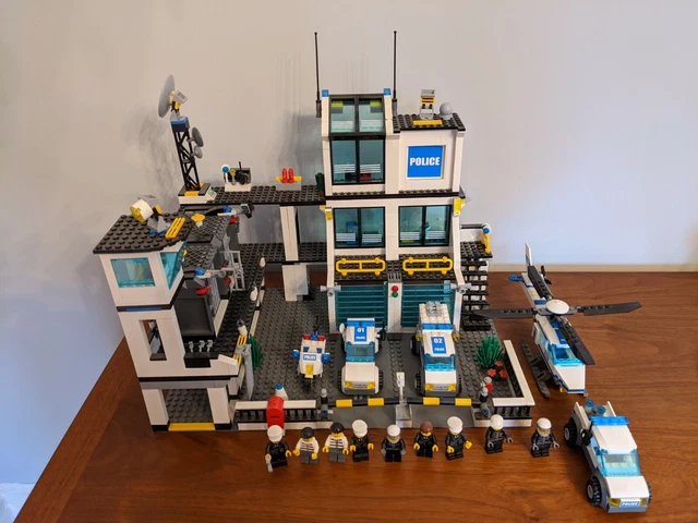 LEGO City Police Headquarters Set 7744 - US