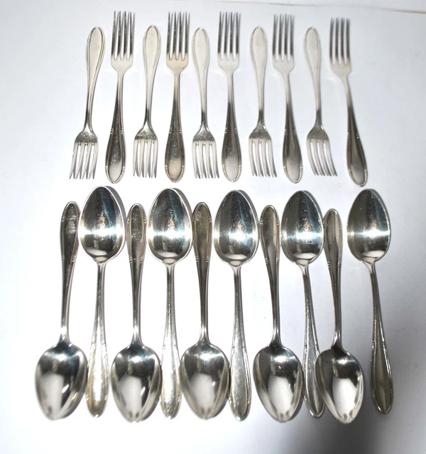 23 couverts, 12 fourchettes, 11 cuillères, métal argenté, 2 poinçons