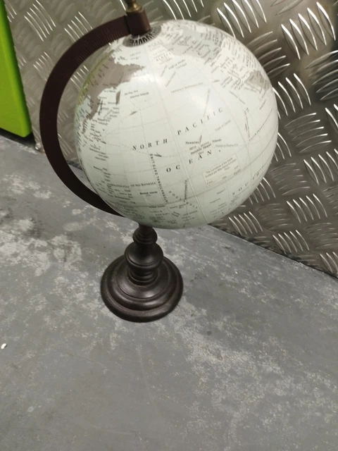 Globo decorativo sobre soporte de madera