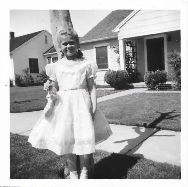 YOUNG AMERICAN GIRL 1950's Vintage FOUND PHOTO Black And White Snapshot 42 58 B