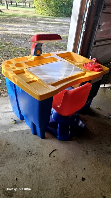 Little tikes art desk with light and swivel chair hotsell