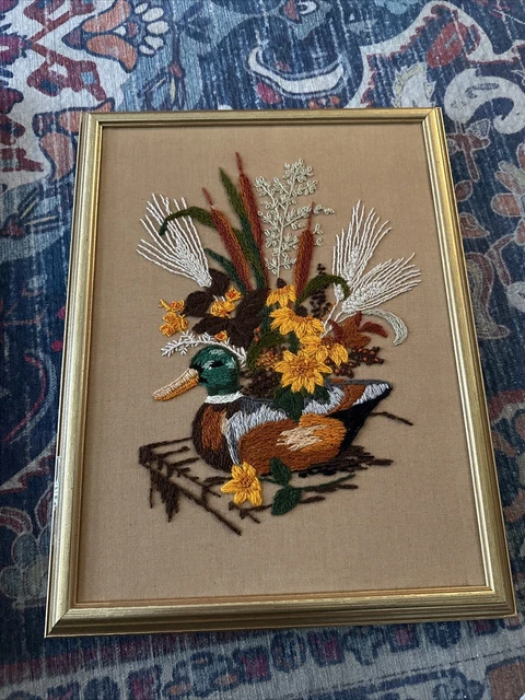 Mallard bordado crewel enmarcado vintage (pato) con flores (boquet)