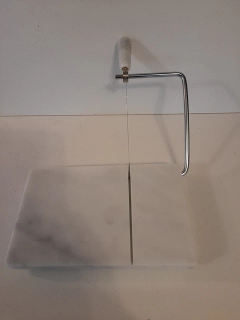 Weißer Marmor Käsebrett mit Schneiddraht. 3