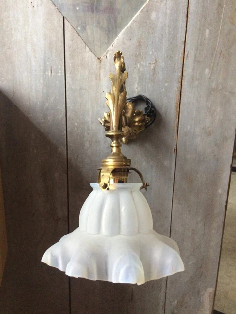 ancienne applique murale en bronze et tulipe en verre opalescent 8