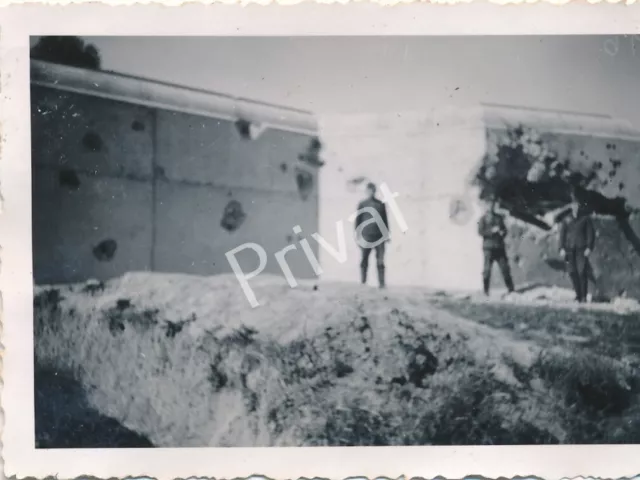 Foto WK II Wehrmacht Soldaten Bunker Einschusslöcher Frankreich France K1.55